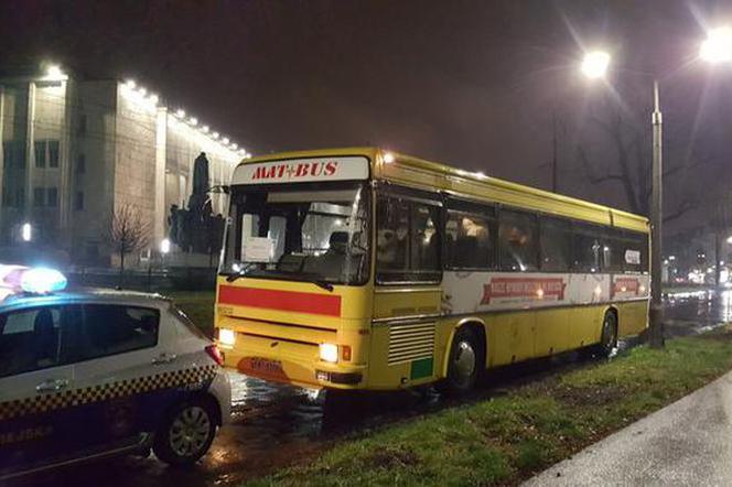 Zimowe wsparcie dla bezdomnych. Na krakowskie ulice wyjechał streetbus. 