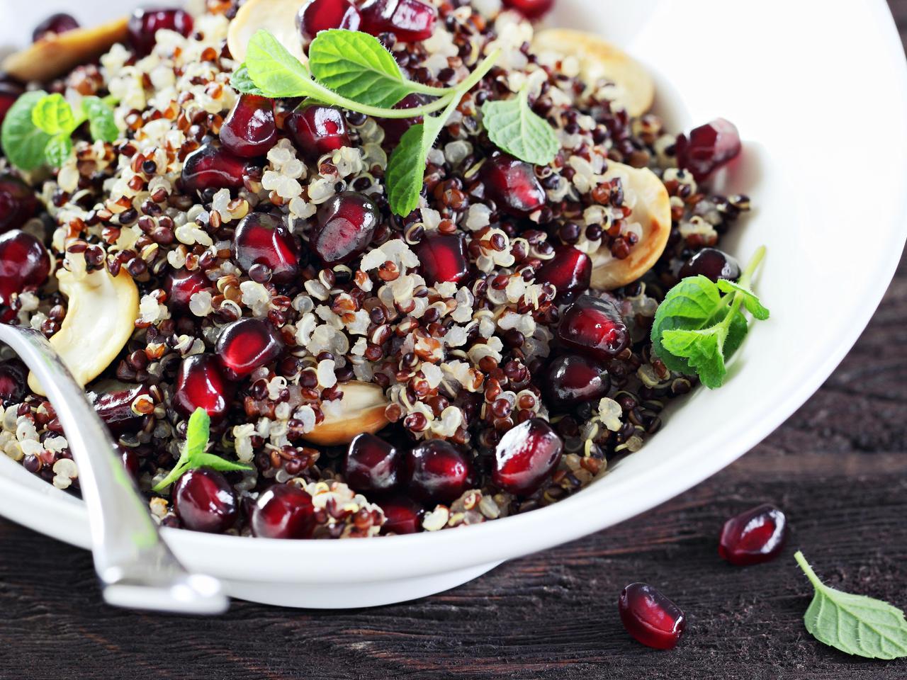 Sałatka z quinoa i suszonymi owocami: przepis