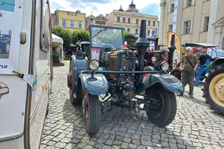 ​Zabytkowe traktory na rynku w Lesznie. Przedsmak festiwalu w Wilkowicach