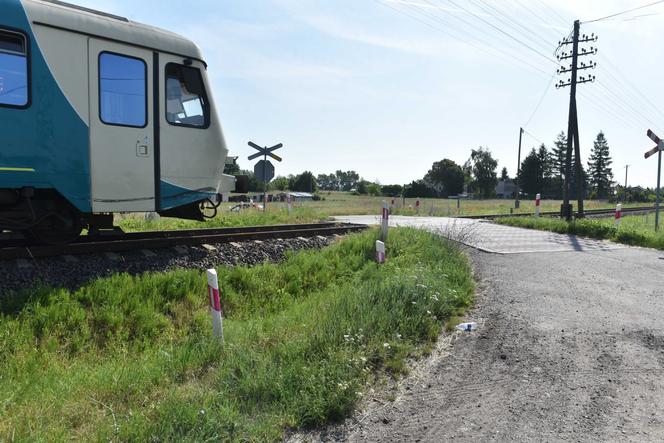 Łukasz miał tylko kilometr do domu. Zginął pod kołami pociągu na niestrzeżonym przejeździe