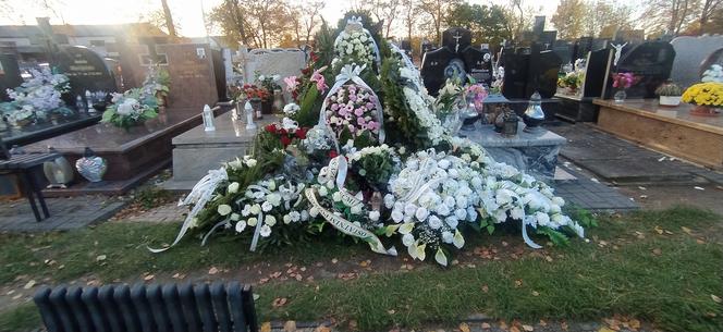 Białe róże okryły grób pięknej Wiktorii. Morze łez po śmierci 25-latki z Łochowa