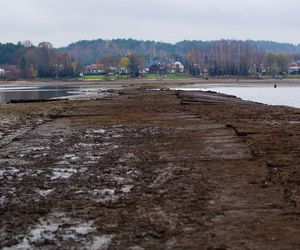 Mroczne klimaty nad zalewem brodzkim. Idealne na spacer dla fotografów