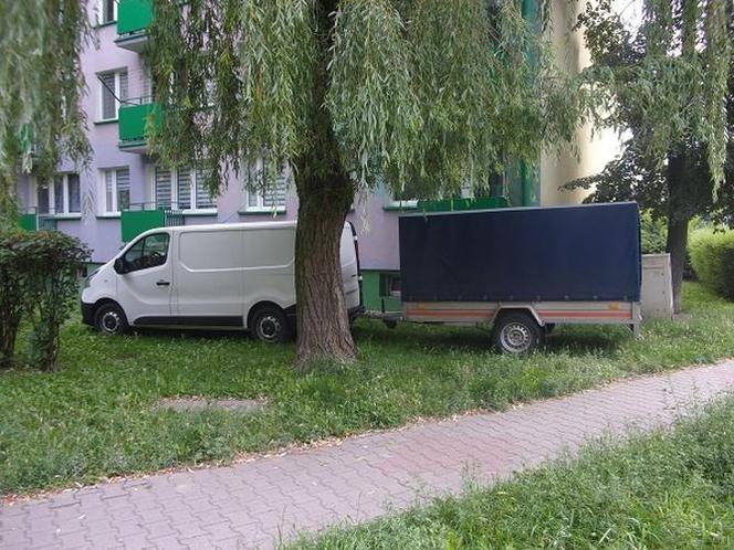 Nie chce im się czy nie potrafią? Tak parkują w Płocku "bezmyślni kierowcy" [ZDJĘCIA]
