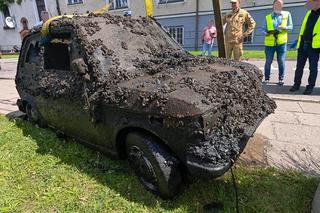Mieszkaniec Elbląga odzyskał fiata seicento po 15 latach! Auto było zatopione w rzece [ZDJĘCIA]. 