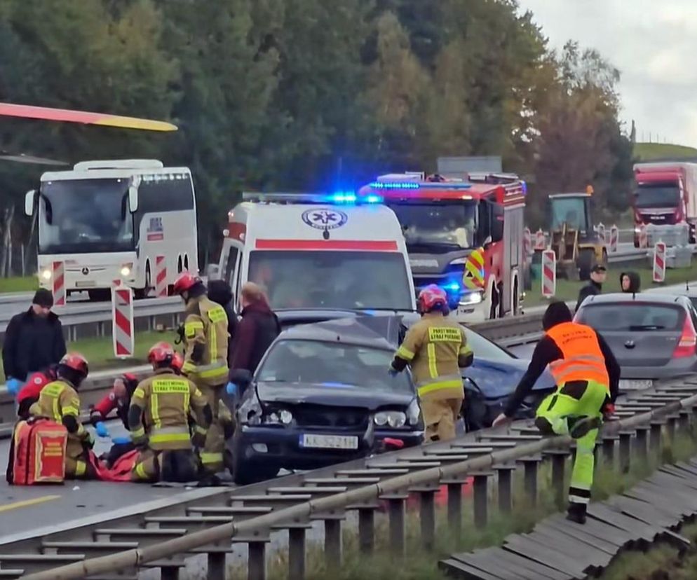 Wypadek na A4. Zatrzymała się z powodu awarii. W jej auto uderzył inny samochód. Nie żyje 53-latka