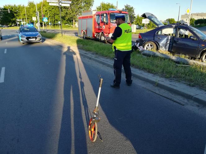 Groza na drodze w Toruniu. 19-latek uderzył w słup latarni!