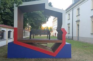 Polska ławeczka stanęła przy Pałacu Branickich i wzbudziła ogromne kontrowersje [ZDJĘCIA]