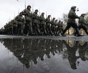 Putin gromadzi sprzęt 50 km od granicy z NATO! Wszystko widać na zdjęciach!