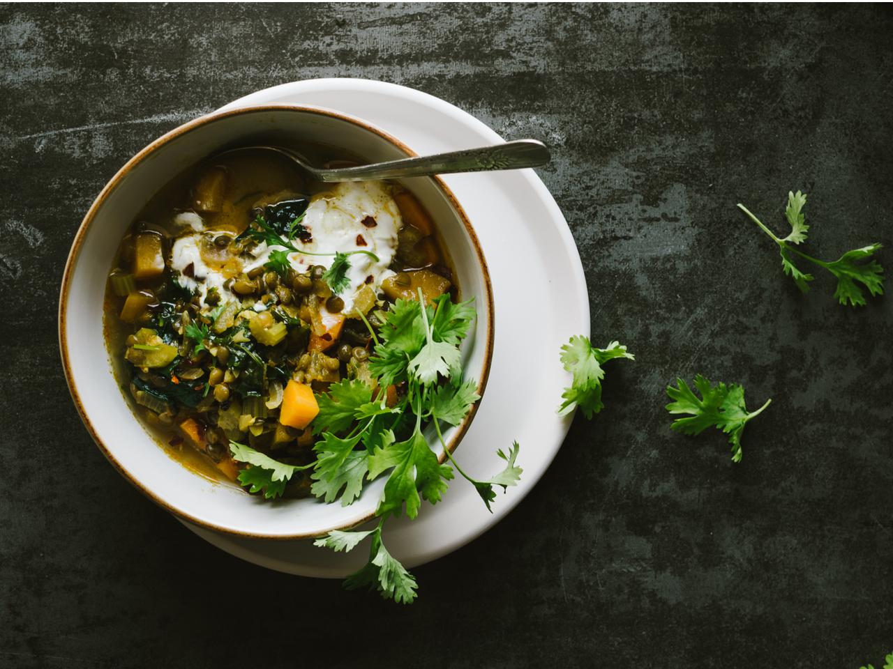 Dhal z soczewicą, batatami i szpinakiem - najlepszy pomysł na bezmięsny posiłek