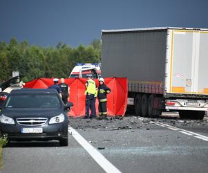 Tragiczny wypadek w Krzepicach. Auto czołowo zderzyło się z TIRem