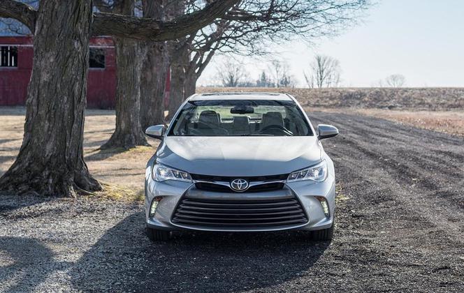 Toyota Camry 2015 w nowym odważnym stylu