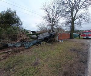 Uciekał bmw przed policją i huknął w ogrodzenie! Dwie osoby poszkodowane