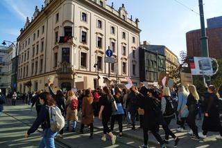Pierwsze środowe protesty w centrum Krakowa. Studenci i studentki protestowali w rytmie techno