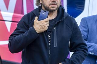 Sterany życiem Mietek Szczesniak pędzi na scenę w Opolu. Aż trudno go poznać