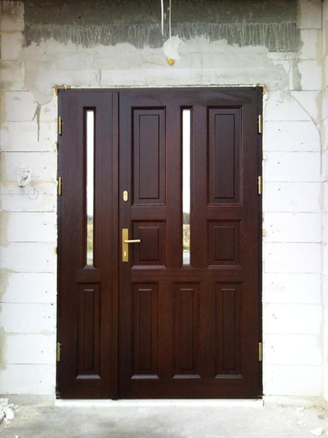 Drzwi wejściowe dwuskrzydłowe - szybka w drzwiach