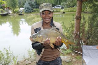 Divine Kitenge Martyńska (Carina z serialu Barwy szczęścia) na zawodach wędkarskich