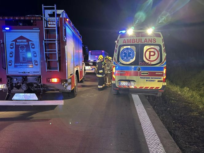 Wypadek autokaru wojskowego na autostradzie A4. Wielka akcja służb ratunkowych [ZDJĘCIA]