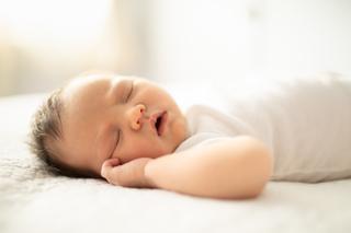Miesięczne dziecko - rozwój, zdrowie, żywienie w 1 miesiącu życia niemowlaka