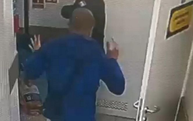 16-latek skatował ochroniarza za butelkę alkoholu! Szokujące nagranie