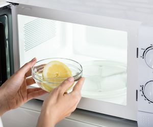 Jak wyczyścić mikrofalówkę. Poznaj domowe sposoby czyszczenia kuchenki mikrofalowej