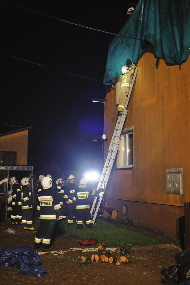   Groźne nawałnice przetoczyły się przez Polskę. Zerwane dachy, zalane drogi, połamane drzewa