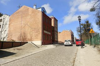 Tak zmieniła się Biskupia Górka. Zrewitalizowano kamienice. Zdjęcia przed i po 