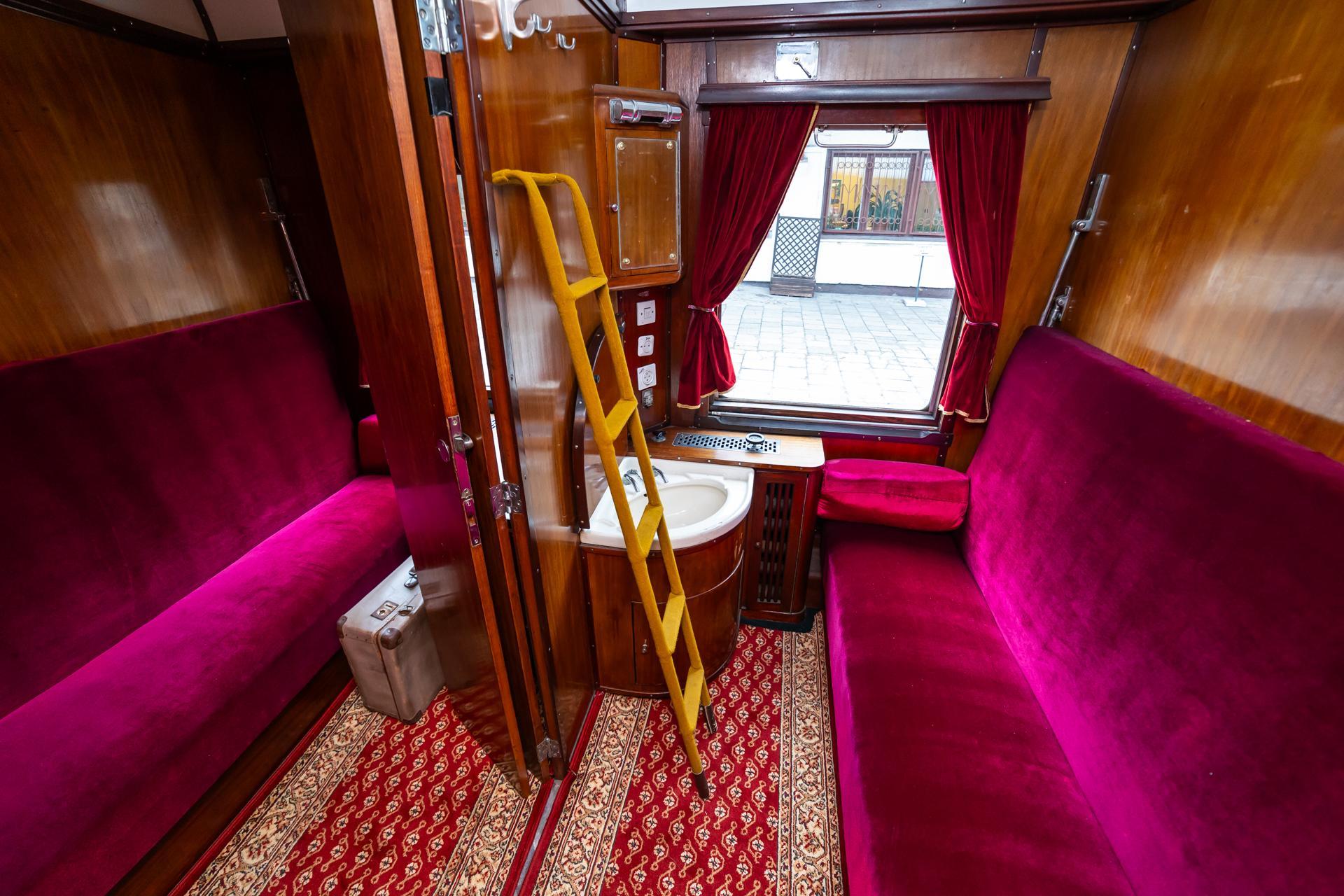 Wagon salonowy - zdjęcia. Zobacz wnętrze wagonu, którym podróżowali najważniejsi politycy z PRL-u