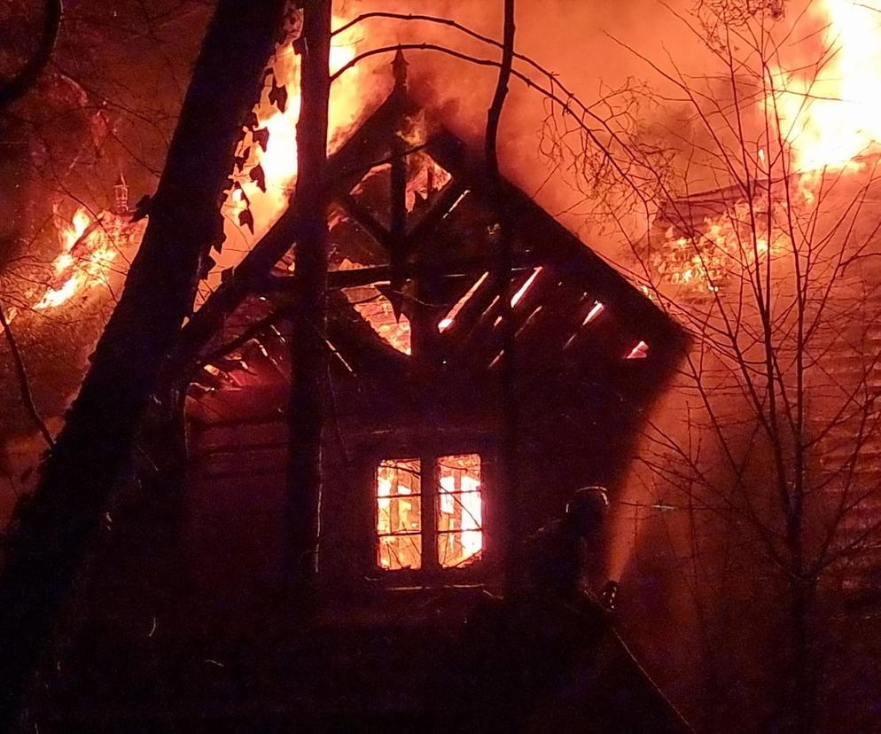 Drewniany dom stanął w płomieniach. Potworny pożar w Milanówku