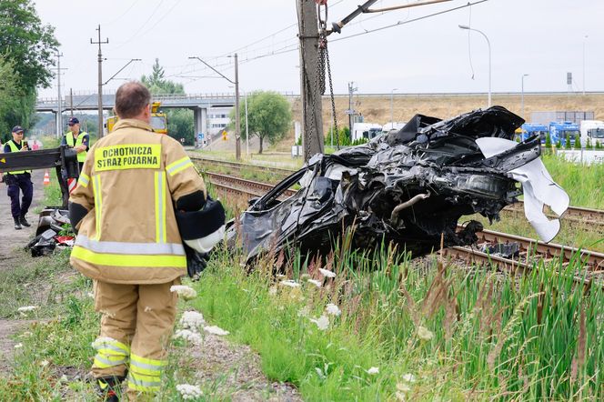 Dramat w Wielkopolsce. Samochód wjechał wprost pod pociąg