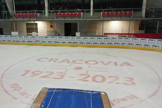 Lodowisko przy Siedleckiego już po remoncie. Nowe bandy, boksy i bramki 