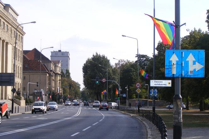 Ktoś zerwał tęczowe flagi z ulic, którymi przejdzie Marsz Równości