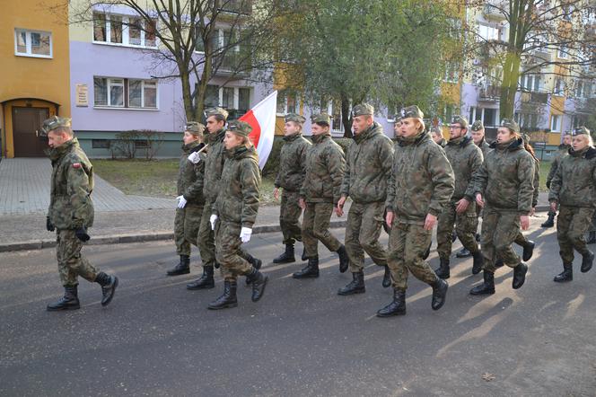 Uroczysty przemarsz licealistów ulicą 11 Listopada