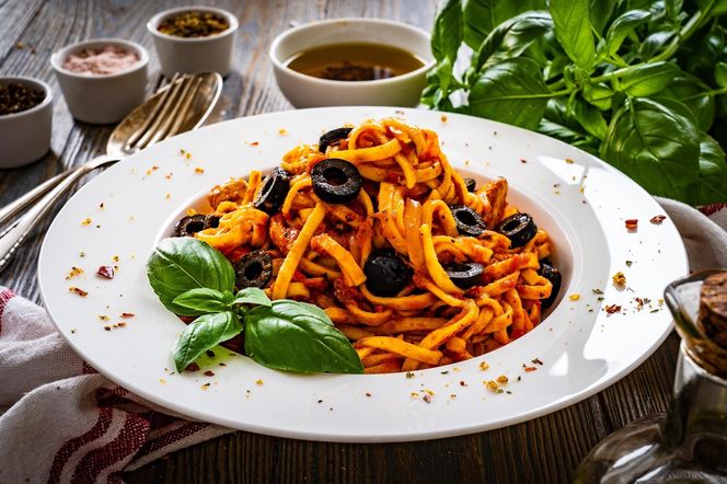 Makaron z czarnymi oliwkami i fetą. Jamie Oliver przedstawia kolejny hit