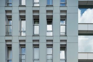 Elewacje włóknocementowe Equitone: od baz wojskowych po szpitale