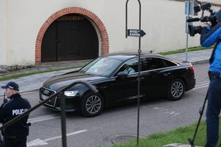 Posłowie PiS jechali autokarem a Kaczyński limuzyną