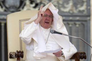 Czapka zaatakowała papieża