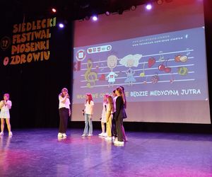 Propagowanie zdrowego stylu życia w tak wdzięcznej formie jak piosenka zyskało przez lata wielu zwolenników i co roku gromadzi chętnych do śpiewania. 
