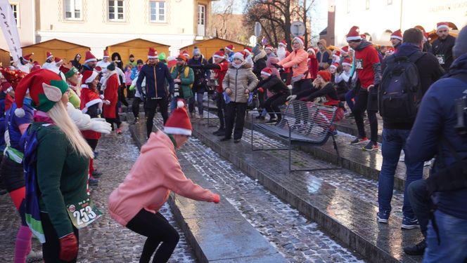 Bieg Mikołajów w Olsztynie. Około 400 osób pobiegło w charytatywnym celu [ZDJĘCIA]