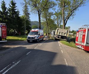 Poważny wypadek w Lubawce. Ciężarówka roztrzaskała się na drzewie. Droga zablokowana