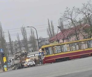 Łódź. Wypadek na skrzyżowaniu Aleksandrowskiej z Rydzową. Tramwaj zderzył się z ciężarówką [ZDJĘCIA].