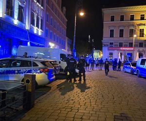 Wrocław. Burdy kibiców na Starym Rynku. Interweniowała policja [ZDJĘCIA].