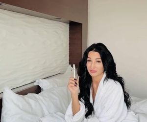 Justyna Steczkowska chwali się nagraniem z łóżka. Jej ciało zakrywa tylko szlafrok!