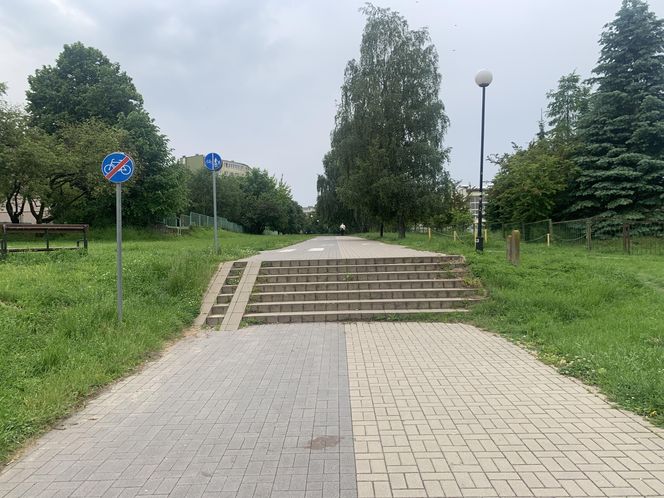 Schody dzielą ścieżkę rowerową. W internecie pojawiła się dyskusja na temat lubelskiej infrastruktury
