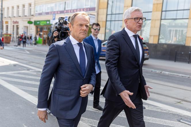 Jarosław Kaczyński i Donald Tusk jeżdżą po Polsce. UJAWNIAMY KULISY przedwyborczych spotkań