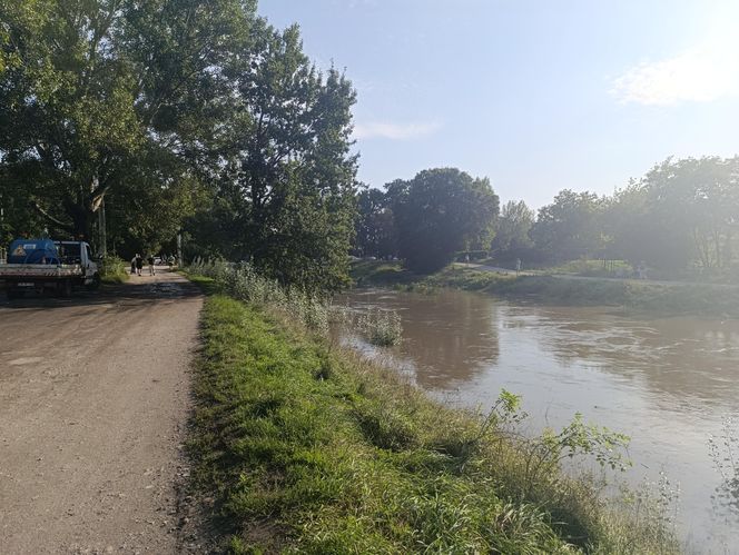 Stan rzeki Ślęza cały czas się podnosi. Przekroczono już stan alarmowy. Jak wygląda sytuacja?