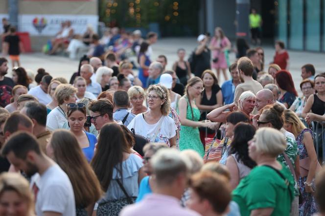 Potańcówka pod Teatrem Śląskim w Katowicach. Tłumy wręcz oszalały ZDJĘCIA