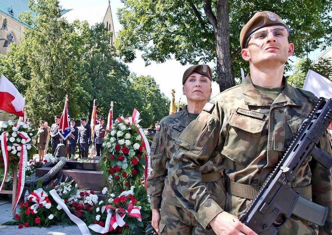 Łódź. Obchody Święta Wojska Polskiego na Placu Katedralnym