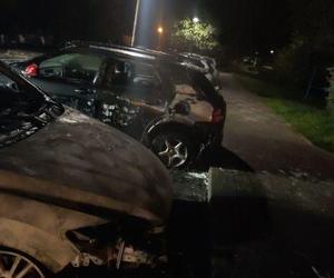 Nocny pożar samochodów na parkingu w Częstochowie. Nieznany sprawca podłożył ogień 
