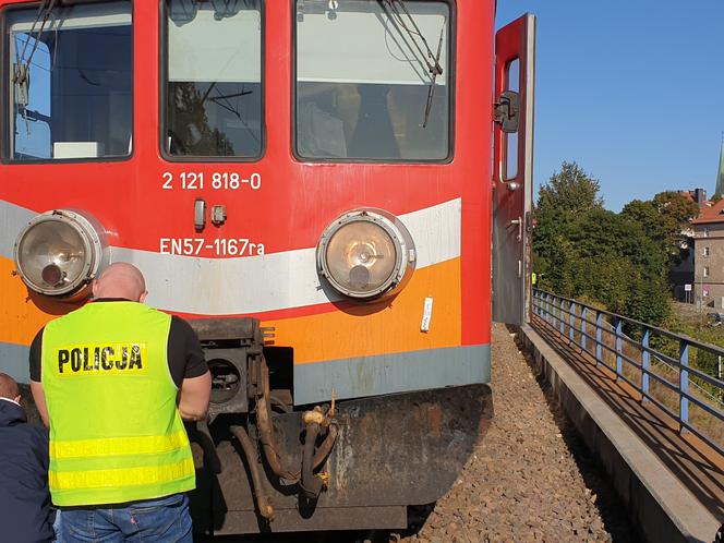 Olsztyn. Dramatyczny wypadek. Kilkunastoletni chłopak wpadł pod pociąg 