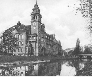 Tak wyglądały bydgoskie szkoły ponad 100 lat temu. Na archiwalnych zdjęciach widać uczniów uczących się pisać na maszynach, szkolne gabinety lekarskie